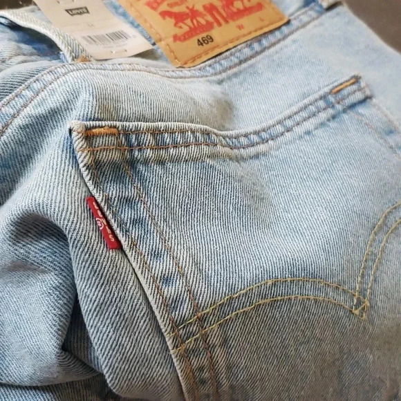 New Levi's Men 469 Loose Fit 54" Light Wash Midrise Distressed Hem Shorts - Picture 6 of 11